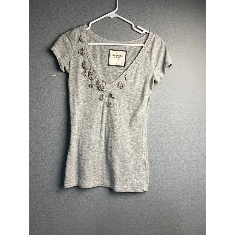 Abercrombie & Fitch Gray Rosette V-Neck Short Sleeve T-Shirt Small Y2K Grunge